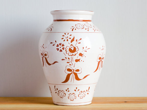 Clay flower vase / <i>Jarra de flores em barro</i>