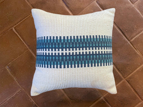 Barrocal Hand-woven wool cushions /<i>Almofadas de lã Barrocal</i>