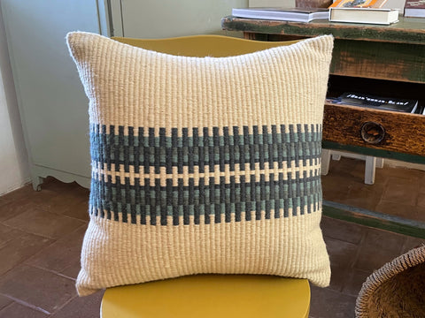 Barrocal Hand-woven wool cushions /<i>Almofadas de lã Barrocal</i>