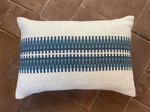 Barrocal Hand-woven wool cushions /<i>Almofadas de lã Barrocal</i>