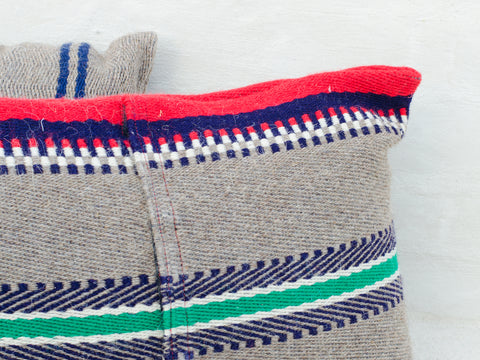 Hand-woven wool cushions in blue and red / <i>Almofadas de lã em azul e vermelho</i>