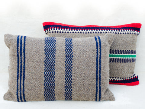 Hand-woven wool cushions in blue and red / <i>Almofadas de lã em azul e vermelho</i>
